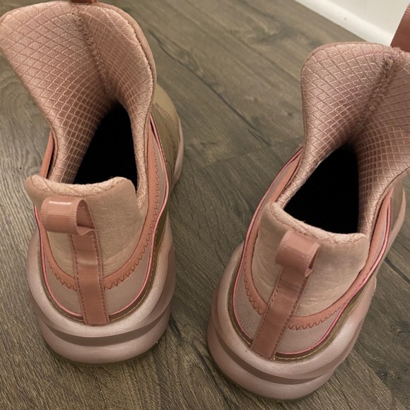 Women’s pink Rihanna puma sneakers size 7 - Picture 3 of 4